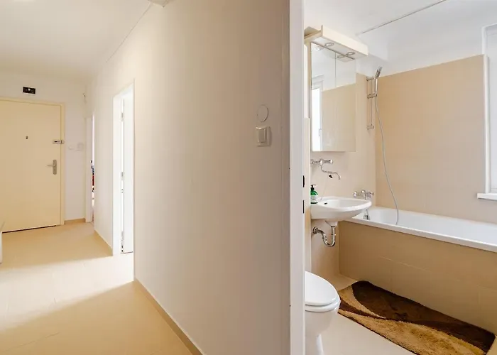 10 Minutes To Centre And Next To Hbf And Easy From Airport